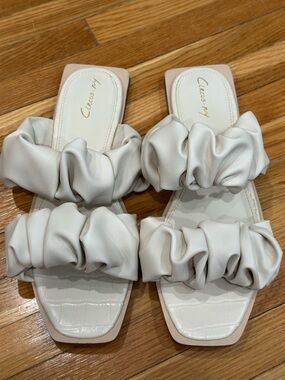 Circus by Sam Edelman Cream Ruched Double-Strap Slide Sandals